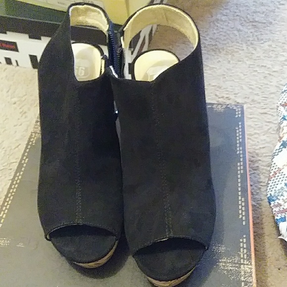 Sandals - Picture 2 of 3